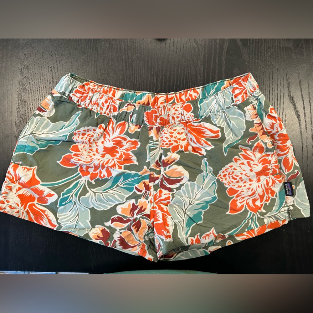 Patagonia Women’s Barely Baggies size medium. 2.5” inseam